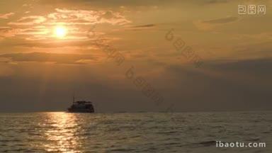 黄昏时，小船在宁静的大海上航行，海水在昏暗的阳光下闪闪发光